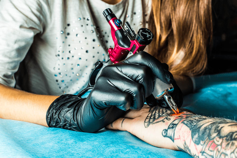 Daños producidos en centros de tatuajes y micropigmentaciones - Perito Medico